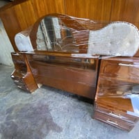 غرفة نوم • خشب ثقيل • موصل باب جديد