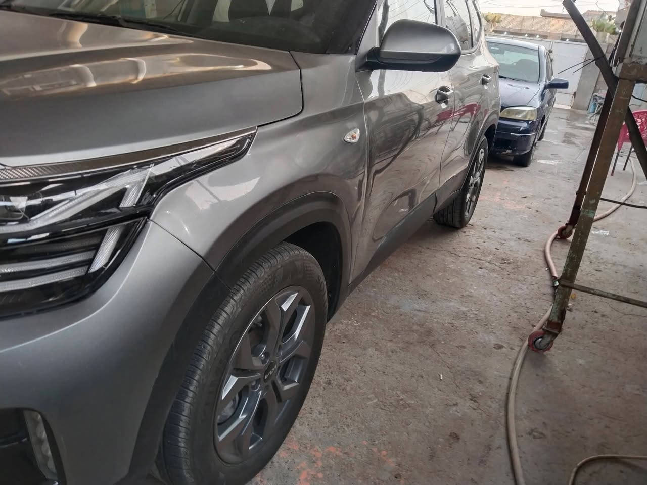 للبيع كيا سيليتوس موديل 2024
وارد امريكي رقم بغداد بأسمي تحويل ثاني يوم 

السياره ماشيه 36 الف  كم فقط .

السبير غير مستخدمه

ملاحظه . السياره تمتاز بمواصفات LX

المواصفات الاعتياديه 

• كامره دوار

• رادار امامي للتوقف الذاتي
• تثبيت مسار
• شاشه كبيره متصله مع الداشبول تدعم جميع البرامج
• حساسات محيطيه
• اوامر صوتيه
• مثبت سرعه
• ايرباكات محيطيه
• لايت ايل اي دي بالشباك
• لايت عدسه وزنون هايلوجين
• ويل كاب تيتانيوم
• بك لايت ال اي دي متصل
• حساس ضغط الاطار
• مانع انزلاق
• تبريد قطعتين 
• منافذ شحن خلفيه
• ثلاث وضعيات قياده وثلاث
• السيارة فور ويل دفع رباعي
• مانع انزلاق بالطرق الجليدية

• محرك سعة 2000 سيسي دوش اقتصادي

الشاشه والعدادات  تكون متصله بشكل ديناميكي انيق جدا بالاضافه الى شاشه داشبول ليزىيه  شبيه الى حد ما بشاشه التوسان

 منظومه الصوت والراديو بشكل منفرد

 سستم صوت نقي

 منظومه زينون بلاديه

السيارة بيها بنيد مبدل وربع من الجاملغ صبغ 

• السعر 16000$ وبيها مجال 

• للاتصال ***********

*********** 

السيارة بأسمي ترقيم جديد وذكرت اكثر المواصفات 

العنوان بغداد تقاطع النهروان
