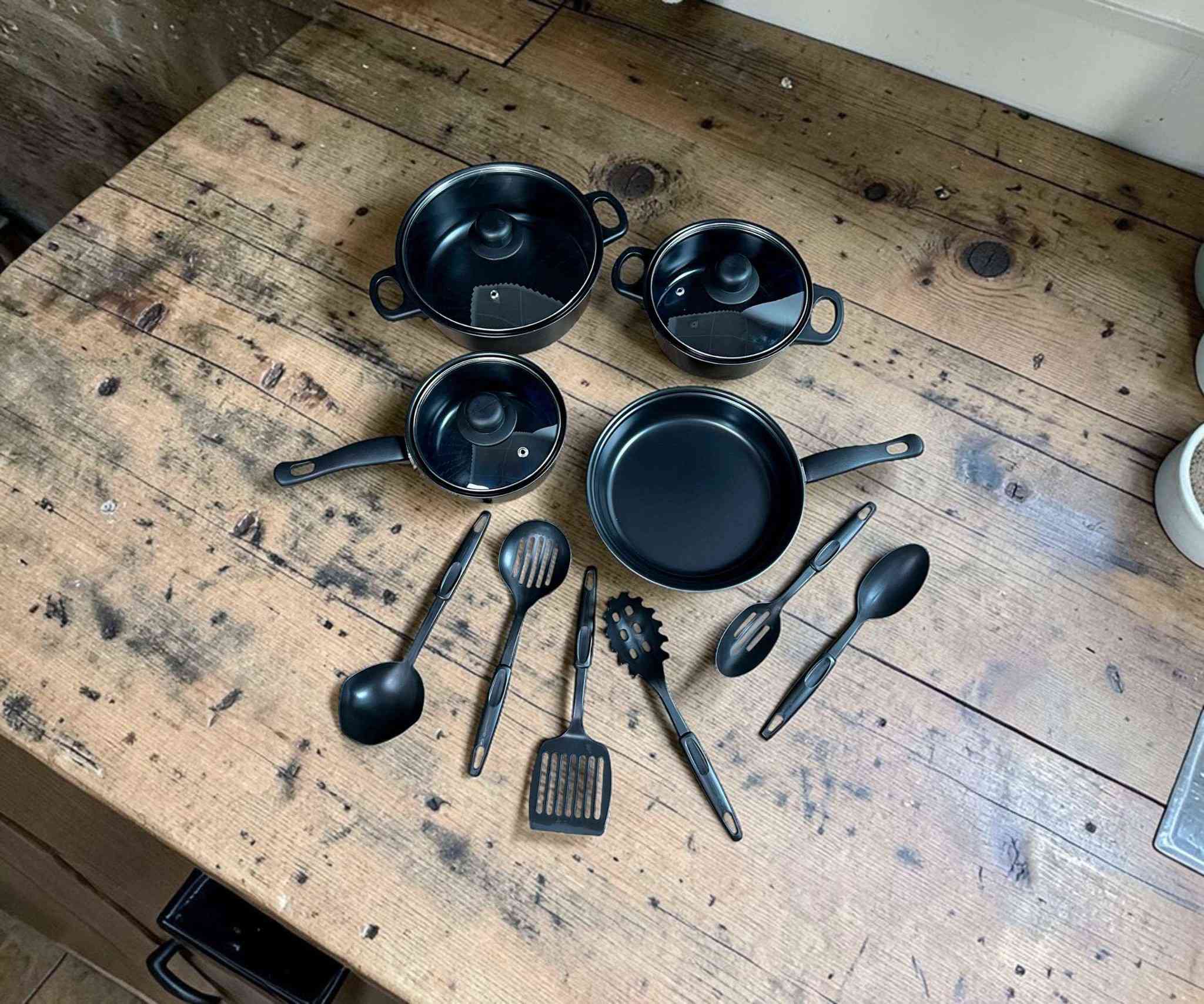 سيت جدر و مقلاة المطبخ الكامل 13 قطعة

الاستخدامات

مناسب لتحضير مختلف أنواع الطعام مثل القلي، السلق، والطبخ اليومي.

مثالي لطهي الأرز، الشوربات، الصلصات، المعكرونة، والخضروات.

مناسب لتحضير البيض، الفطور، والوجبات السريعة باستخدام المقلاة.

يمكن استخدامه في المطابخ المنزلية أو المطاعم الصغيرة.

يوفر مجموعة كاملة من أدوات الطبخ الأساسية في سيت واحد.

المميزات

سيت طبخ كامل مكون من 13 قطعة لتغطية معظم احتياجات المطبخ.

أواني مطبخ بطبقة غير لاصقة (Non-Stick) لتسهيل الطهي والتنظيف.

توزيع متوازن للحرارة يساعد على طهي الطعام بشكل متساوٍ.

أغطية زجاجية شفافة لمراقبة الطعام أثناء الطبخ.

مقابض مريحة مقاومة للحرارة لسهولة الاستخدام.

تصميم متين وخفيف مناسب للاستخدام اليومي.

لون أسود أنيق يناسب جميع المطابخ.

يحتوي على مقلاة + قدور بأحجام مختلفة + أدوات طبخ بلاستيكية مقاومة للحرارة.

محتويات الصندوق

مقلاة طبخ.

قدر كبير مع غطاء زجاجي.

قدر متوسط مع غطاء زجاجي.

قدر صغير مع غطاء زجاجي.

6 أدوات طبخ (ملعقة، ملعقة مثقبة، مغرفة، سباتولا، ملعقة معكرونة، ملعقة تقديم).

الكرتون الأصلي للمنتج.

المجموع: 13 قطعة

الملاحظات

يفضل استخدام أدوات خشبية أو سيليكون للحفاظ على الطبقة غير اللاصقة.

يفضل الغسل اليدوي للحفاظ على جودة السطح لفترة أطول.

مناسب لمعظم أنواع المواقد المنزلية.

حجم القدور:

الكبيرة 22 سم.

الوسط 18 سم.

الصغيرة 16 سم.

الطاوة 22 سم.

قياس الكارتون:

الطول: 45 سم  العرض: 11 سم  الارتفاع: 24 سم. بغداد, العراق


**إذا كنت صاحب هذا الإعلان وتريد حذفه لأي سبب، رجاءا أرسل رسالة إلى الدعم الفني**