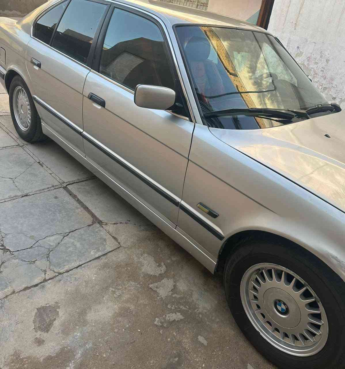 السلام عليكم من رخصة الادمن 
بيع مستعجل بسبب ضرف
بي ام  BMW 525
 مديل 91 مكينه فانوس مسكر رقم اربيل الجديد سنوية لنهاية 2027 
السيارة كفاله محرك وكير وحدادة تخم تاير وتبريد ثلج ❄️ كهربائيات كلهة شغاله الله شاهد السيارة مال بيت متعوب عليه هواي جاهزة من كلشي بدون ضربة اترايك ل بغداد شرط 
السعر 60 وبيهة مجال 
رقم الهاتف: *********** واتساب او اتصال 
العنوان : البصرة / قضاء الدير / النشوة
