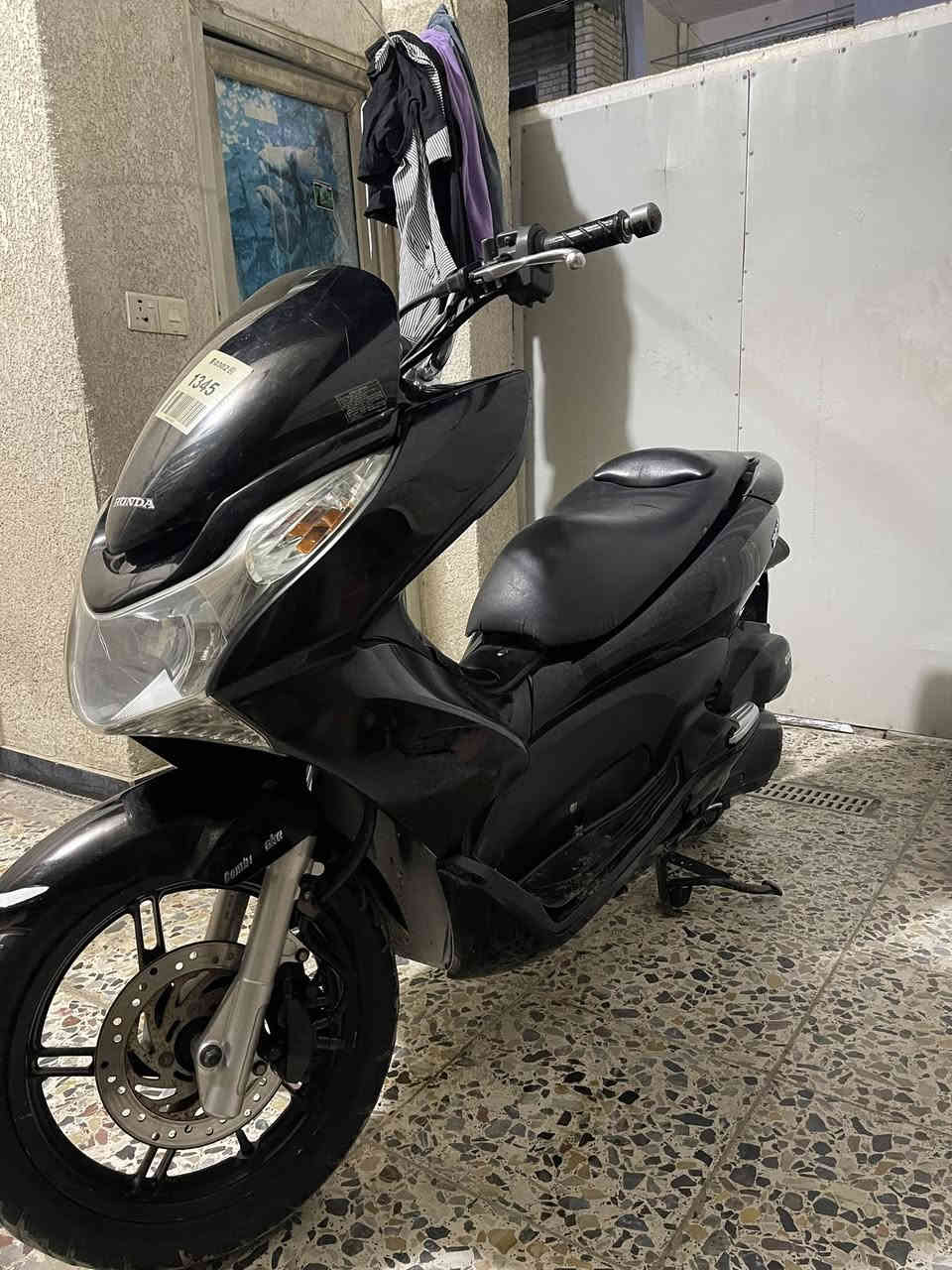 سلام عليكم PCX جيل اول ياباني JF
مكفوله من التاير للتاير كله بلادي كفر ومكينه
ماشيه 23 الف ☑️ 
حساس ستان ☑️ 
حساس زدحام ☑️ 
مواصفات 150 شوته طويله ☑️ 
كهربائيات كله شغاله الدراجه ربع مذب عليهة 
السعر 11ونص وبيه مجال مكاني الامين الثانيه
رقمي ***********.ماسنجر ممتواجد
