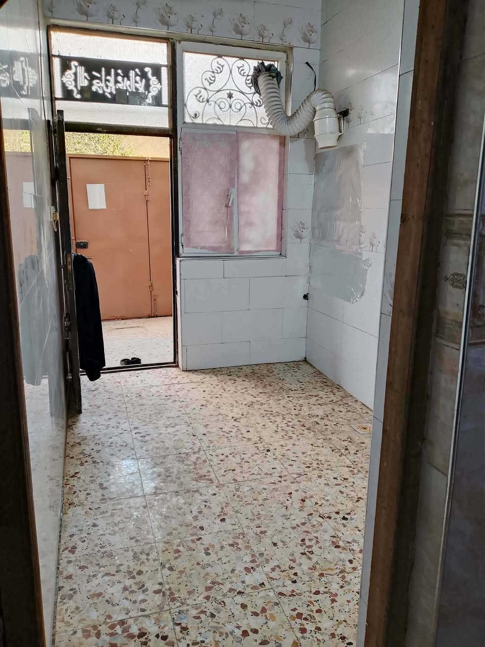 بيت للبيع
عنوانه / الشبانات البزل الاول قرب كوفي الشايب
 
مساحته 75 متر  طابق ونص
عقد 35 زراعي

لفرع عرضه 7 امتار
ويبعد عن شارع العام 50 متر

مداخله / طارمه وصحيات خارجيه وبي مدخلين مدخل للستقبال ومدخل للمطبخ وصاله وسط وصحيات وغرفه ومنور خلفي ودرج لطابق ثاني صاله فوك وصحيات وغرفه وسطح  نوع العقار زراعي
الكهرباء بي وطني ومولده والماء ساحبين خطين ابد ماينكطع شوكت ماشغلون ماطور يجي الماء ومجاري عل شارع عام

الفوك /  هيكل يعني ماملبوخ ولا بي كهرباء فقط

الاستفسار مراسله الرقم ***********
