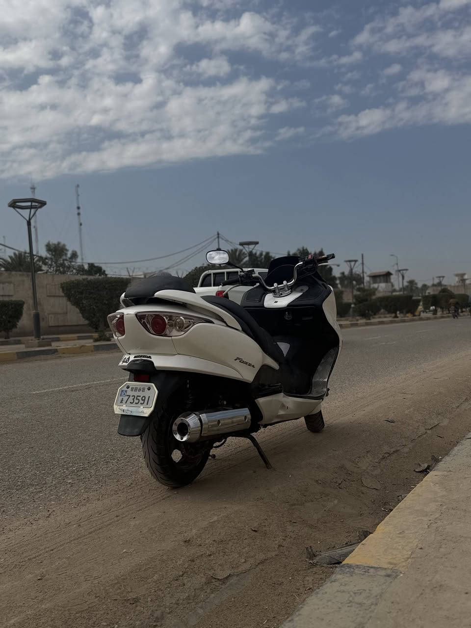 السلام عليكم (فورزة ٠٨ للبيع)
كهربائيات جاهزة زنون امامي ستوني شادة 
مكينة مفتوحة فقط لاستيك ولف 
لدراجة اوراق اصوليةة 
مكاني ديوانية 
لرقم ***********
لسعر ٨٥٠ وبيهة مجال
