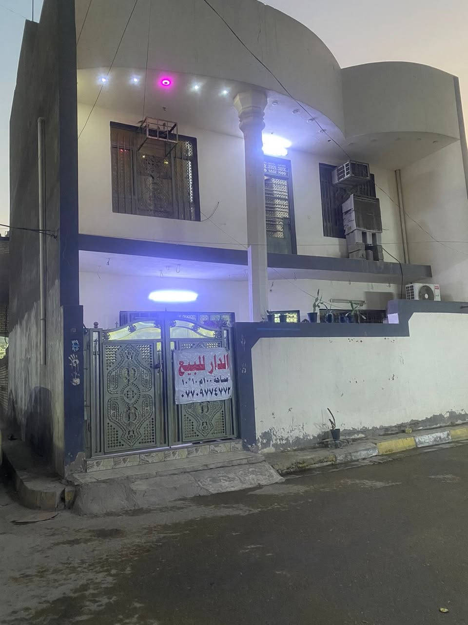 السلام عليكم بيت للبيع 100 متر 10 نزال و10 واجهة يقع في منطقة الامين سكينة خلف معمل علي عودة للسراميك البيت قاطين ركن 4 غرف 3 فوك ووحدة جوة سطح شتايكر صحيات عدد 3 وصالة وترك واستقبال البيت جاهز على اخر حباية وقريب على القناة سعر البيت 145 مليون وبي مجال رقم الهاتف /*********** ابو مهدي
