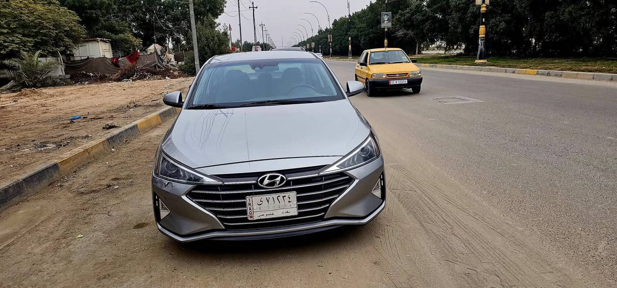 السلام عليكم...
النترا ٢٠٢٠ لون رصاصي رقم بغداد
ماشية ١٢٦٠٠٠ ميل
وارد امريكي
بجم كبس 
حادثها الباب الخلفي والجاملغ (عكس السايق)
رادارات امامية وخلفية
رادار المناطق المعتمة الجانبية
كاميرا بلادية دوارة
حساسات حركية عند الرجوع
تحكم ستيرن جهتين
كروس سرعة
مثبت سرعة 
مانع انزلاق
شاشة اعطال
٣ انظمة قيادة (ذكية وسبورت و طبيعي)
منظومة زنون ثلجي
ويل كروم
شاشة تدعم نظام الاندرويد والابل كاربلي
بلوتوث
نظام خرائط
تدفئة تبريد كلة بلادي
مكان السيارة كربلاء 
رقم بغداد معوقين باقي سنة وتصير حرة(بأسم ولد اقاربنا) انطيك وكالة بالسيارة.
للاستفسار *********** .
