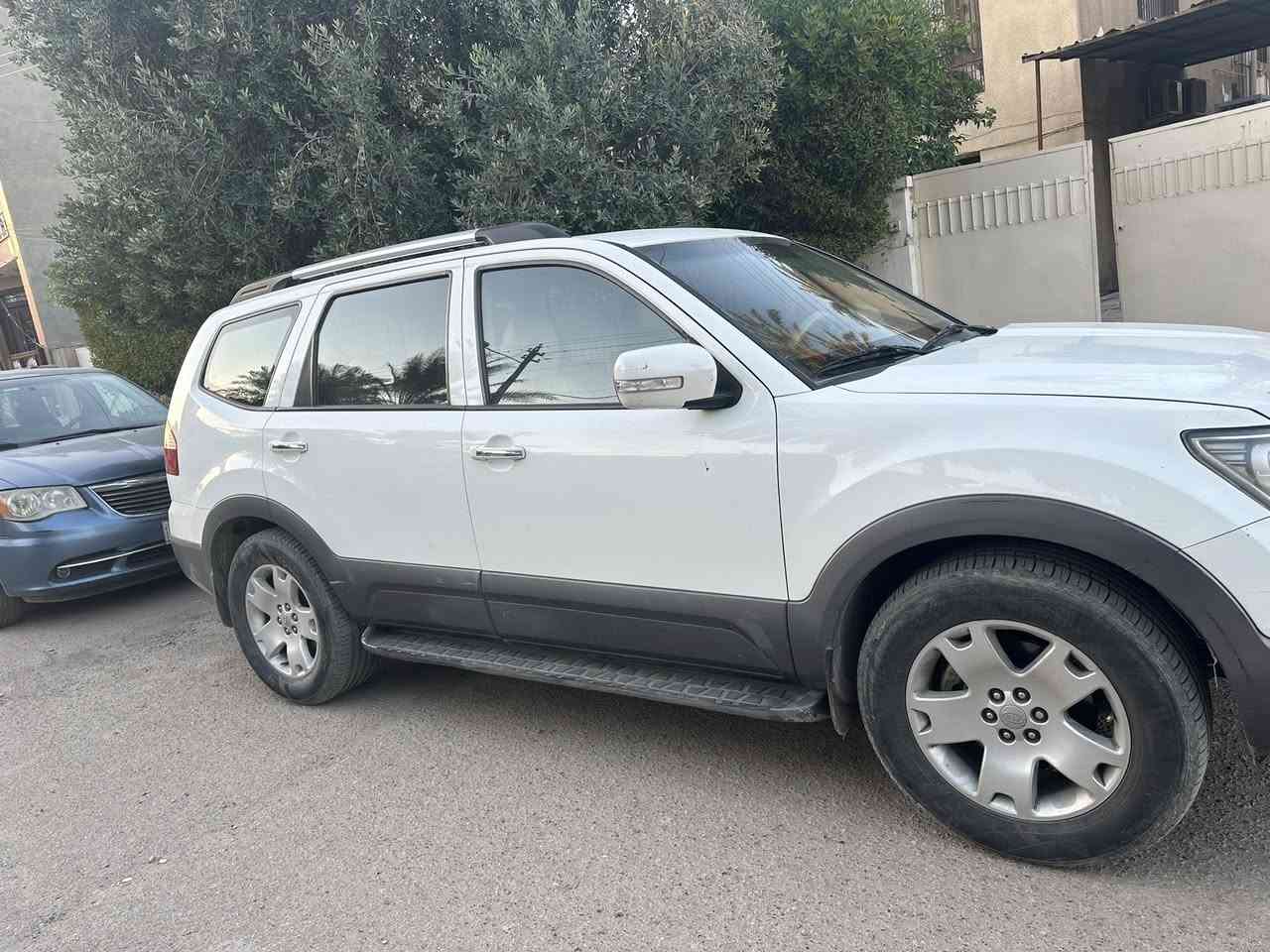 السلام عليكم
كيا موهافي ١/١  استلام الشركه الدوليه ( استيراد خاص من الكويت )
ماشيه ٣٢٥ الف المحرك مفتوح وبي رواجز وتبديل الدهن كل ٢٠٠٠ كيلو 
السياره بيه صبغ بابين بصف السايق فقط اثر شخط بدون حادث من سنتهه لحد العام على ايد شخص واني ثاني واحد حولته رقم انكليزي الجديد السنوية بسمي والسياره صارله سنه يمي 
 بيهه بصمتين 
موديل 2010
بصمه دخول
كشنات جلد 
دبل كشن كهرباء 
مميوري خزن
فورويل دفع رباعي 4x4 
محرك 6  3800
٧ راكب 
٣ قطع تبريد 
مري شفط قلاب
بكلايت لد 
ويل ١٨ تخم تاير جديد قبل شهر شديته
كامره خلفيه 
حساس خلفي 
فتحه سلايت 
فول تحكم استيرن 
جرس سرعه ١٢٠ 
كروز سعرهه 
تحكم دوسة البانزين والبريك 
السياره فول الفول مال دوليه  
مكانه بغداد حي الجامعه 
سعرهه ١٢٥ ورقه سعر بيع     ***********  
اعتذر عن المراوس بيع فقط
بياع شراي لا تخابر شرط التحويل
