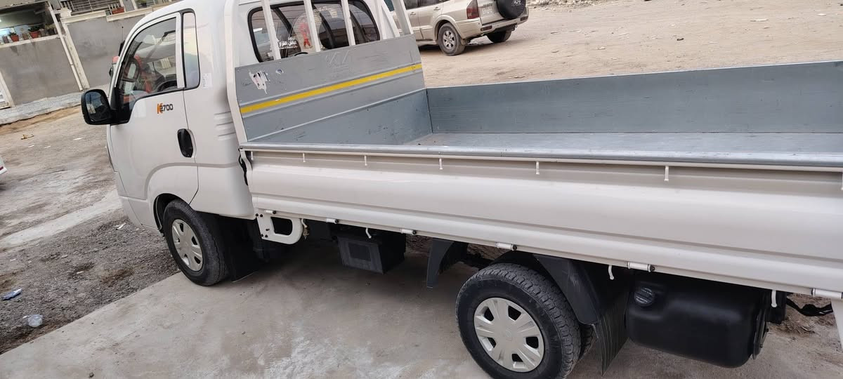 السلام عليكم للبيع كيه عموشة موديل 2023 ماشية 53 الف كفالة عام عدة رصعتين  خفيفات كلش  سعر 153 بيهة مجال قليل حك الجية العنوان بغداد شهداء البياع هاتف ***********
