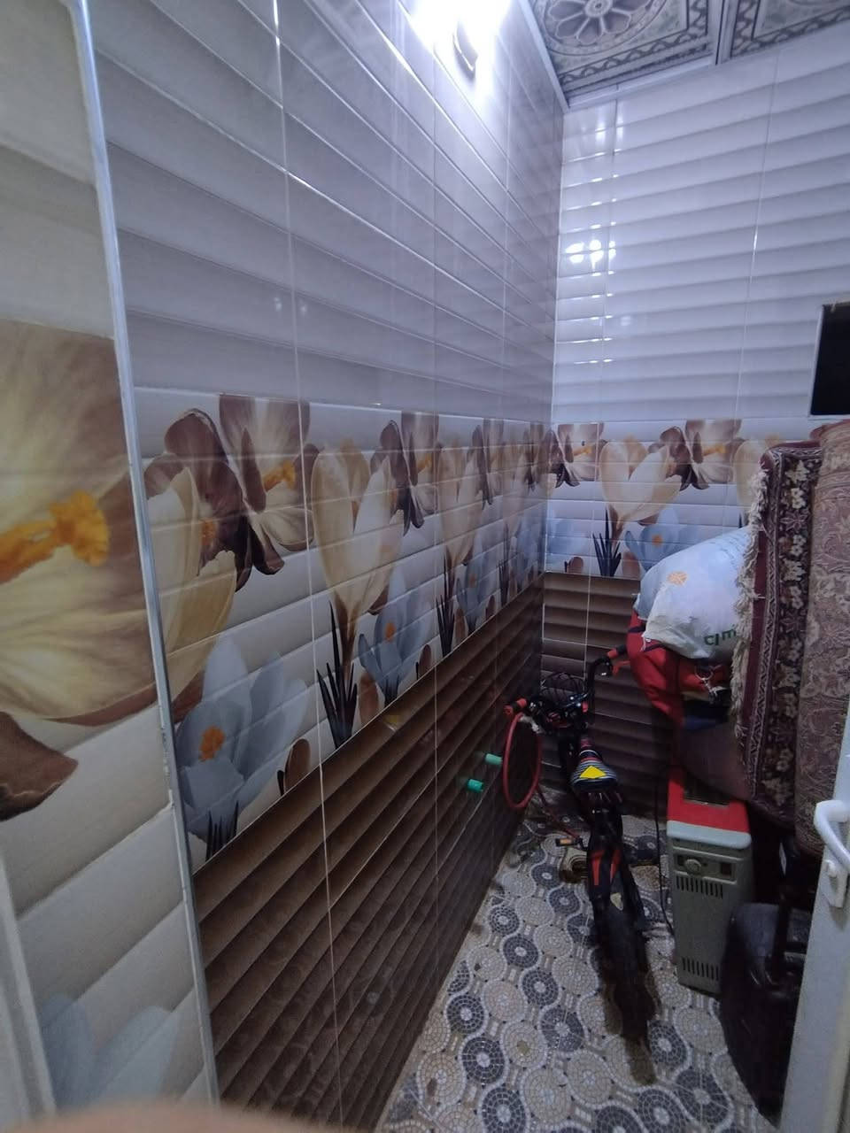 دار للبيع 100متر بي غرفة وصاله ومطبخ وصحيات داخل وخارج وطابق ثاني بي سويت كامل وصطح موقع شارع صب شارع صب قرب مكتب سيد ناصر للعقار لاستفسار ***********
