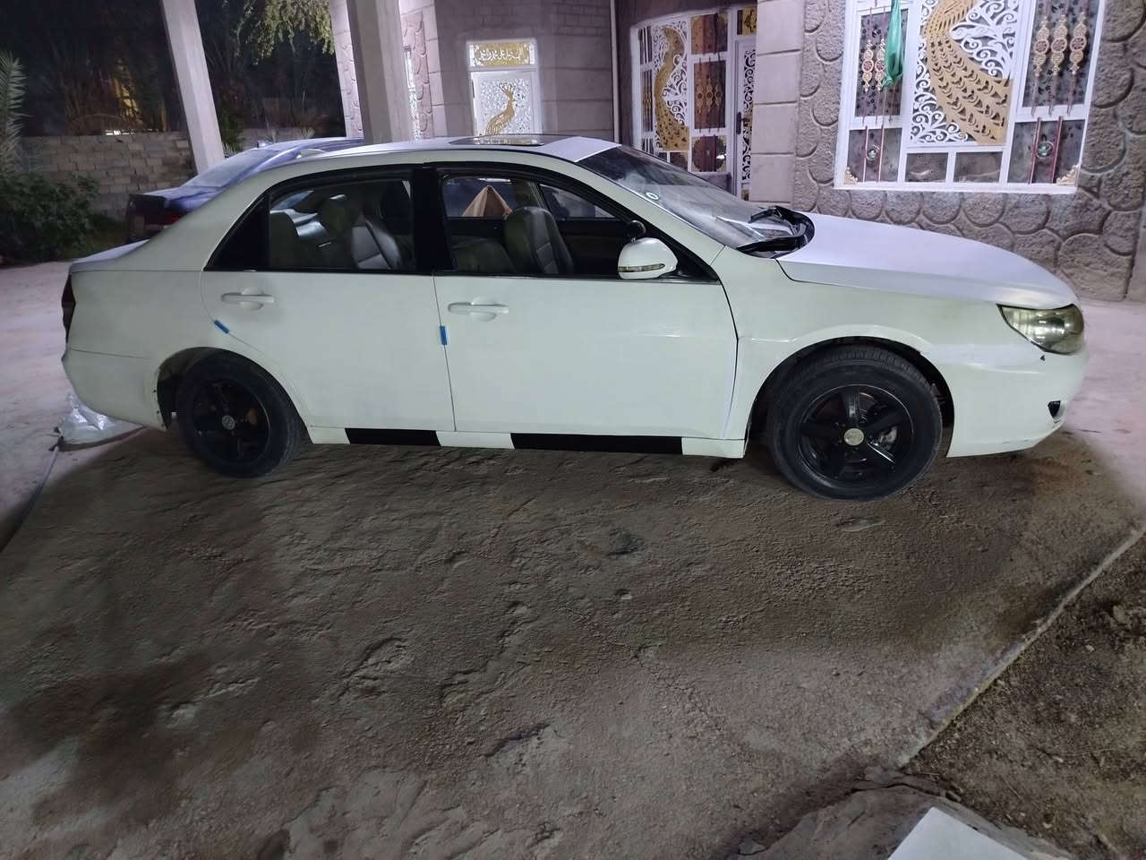 السلام عليكم للبيع بي واي دي اف سكس رقم واسط دولي سنويه مججدده لل ٣٠ كير عادي سياره بلاديه وجاهزه وبحاله جيده فول مواصفات فتحه تحكم شاشه كامرا السعر ومال جناي السعر ٣٣ وبيهه مجال العنوان واسط الزبيديه ***********، ***********
