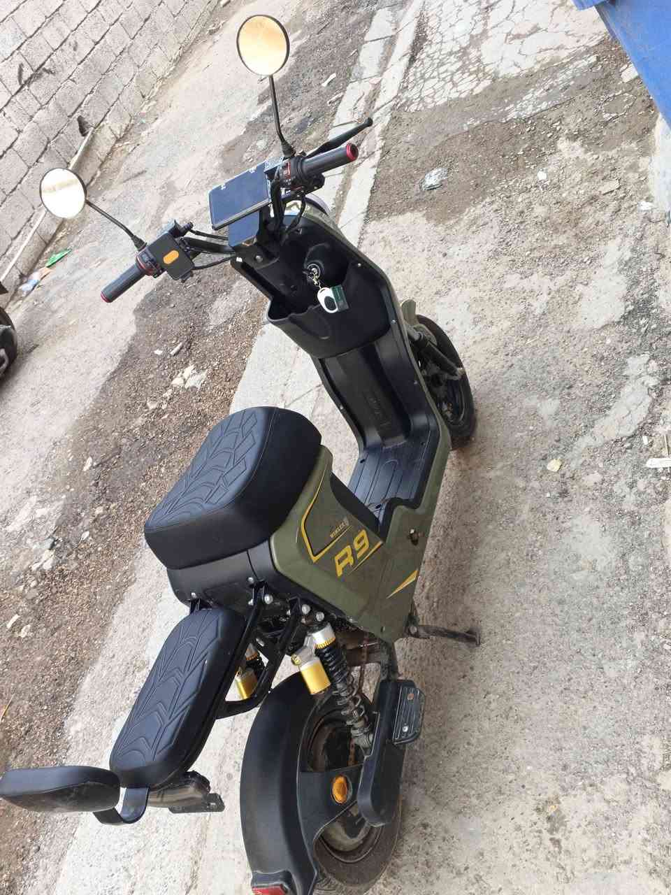 R9 موديل 2025 مستخدمه شهرين
وياها بصمه وسويجين وكارت
اي نقص مابيها 
بيها بلوتوث صوت كلش عالي
بعدها بجيس بس الهورن ما مشدود من شتريناها وبيها نظام البك وسرعته 109 وكهربائيات كامله
السعر 400
مكاني بغداد العلاوي 
***********
