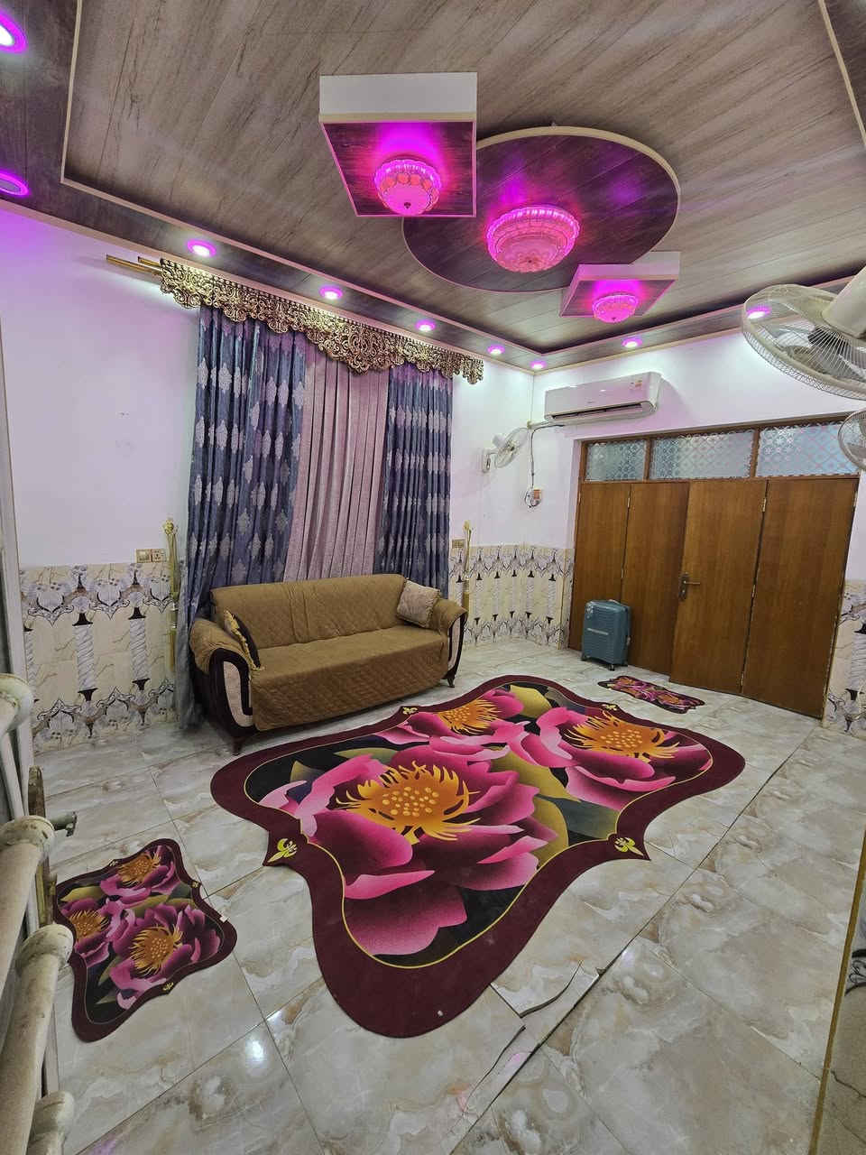 بيت للبيع بنزلت العتيكه مساحه ١٨٠ يتكون البيت من غرفتين وصاله استقبال ومطبخ وطارمه صحيات خارجي وداخلي وخطين وطني ومولده ومجاري اتصل على رقم ***********
