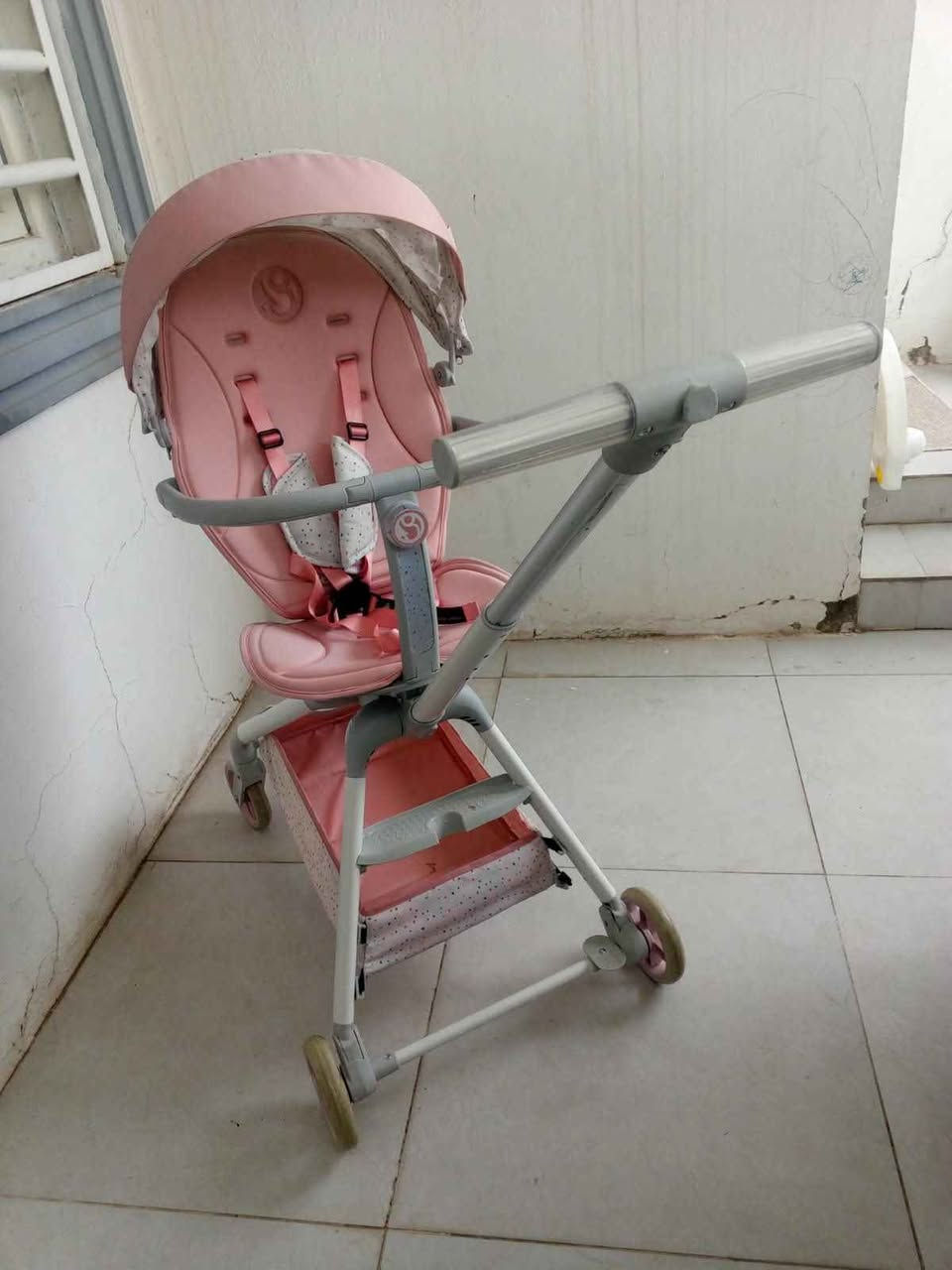 عارەبانەی مناڵ زۆر جوان و کەشخەیە 
قایشی بەستنەوەی چوارلای هەیە ، کورسیەکەی پاڵ ئەخرێ بۆخەوتن، ژێری پێوەیە بۆشت هەڵگرتن
قفڵی25 هەزارە 
سلێمانی*********** السليمانية, العراق
