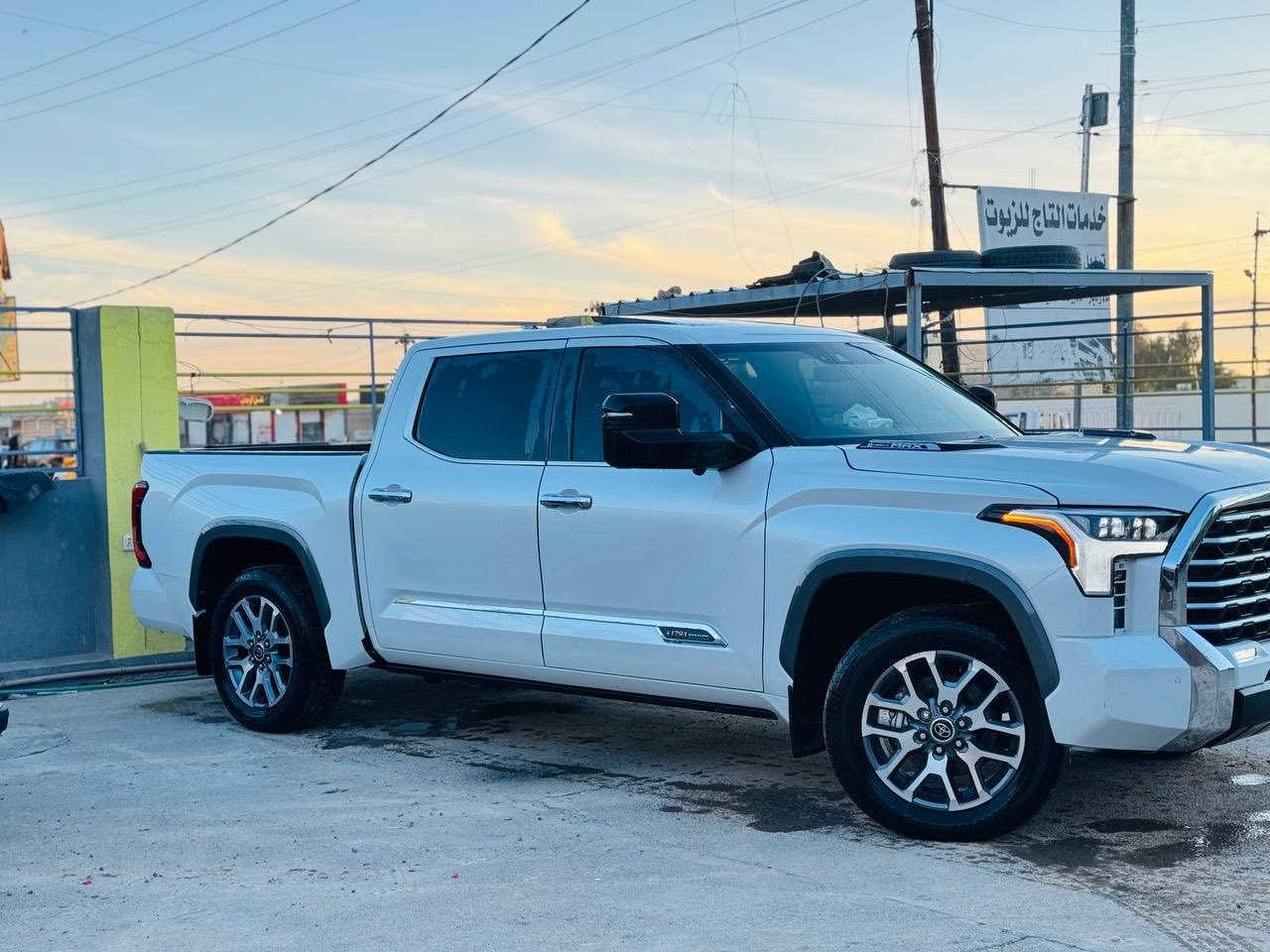 السلام عليكم
بيك اب تيوتا تندرا 2024 
مواصفات 1794 ايدشن
فرل مواصفات اعلى شي بالتندرا 
المحرك 3.4 تون تيربو هايبرد 
كشنات اماميه خليفه تبريد وتدفئه 
جكات خلفيه ترفع وتنزل 
تدفئة سترين 
كامرات 360 
حساسات اماميه وخلفيه 
بنوراما 
تضليل بالسنويه 
رقم اربيل شبه مميز 
ماشيه السياره 18.000m 
بيها صبغ ربع البنيد الضرر موضح بالصور 
السعر 510$ 
العنوان صلاح الدين تكريت 
***********
***********
