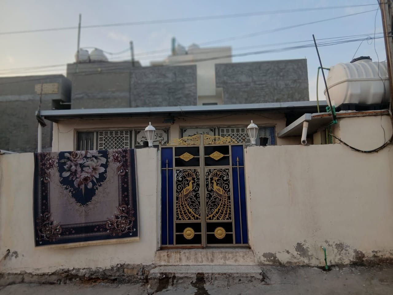 سلام عليكم بيت في حي جابر قرب السيطره المساحه 100متر العرض 8 ونص والنزال 12 غرفتين سقبال ومطبخ السند 117

العسر48 ونبي مجال 
الرقم ***********
