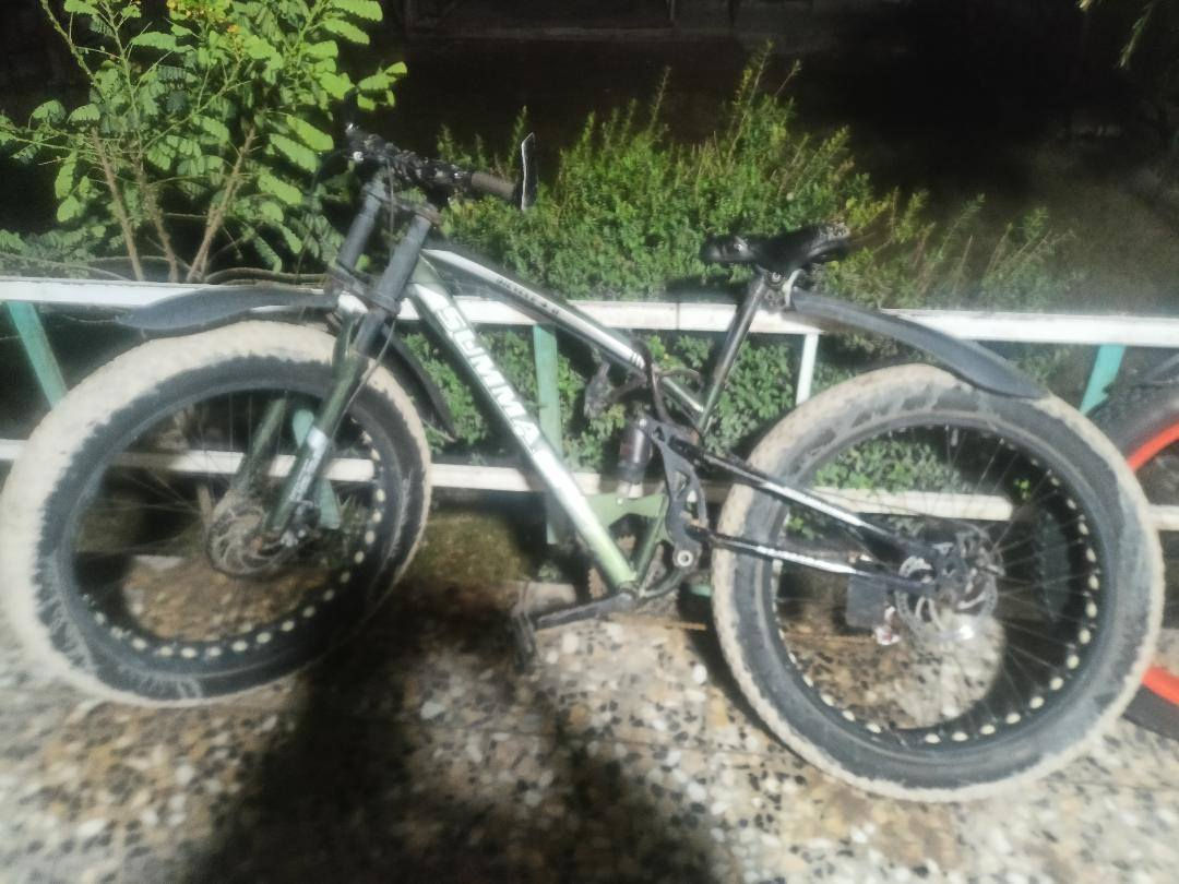 سلام عليكم بايسكلات بايك دبابه الاخضر امريكي وثاني باله بايسكلات نضيفات يرادلهن بس سرج واير بريكات اكثر سعر واحد ١٦٠اذا ثنينهن ٢٨٠رقم***********
