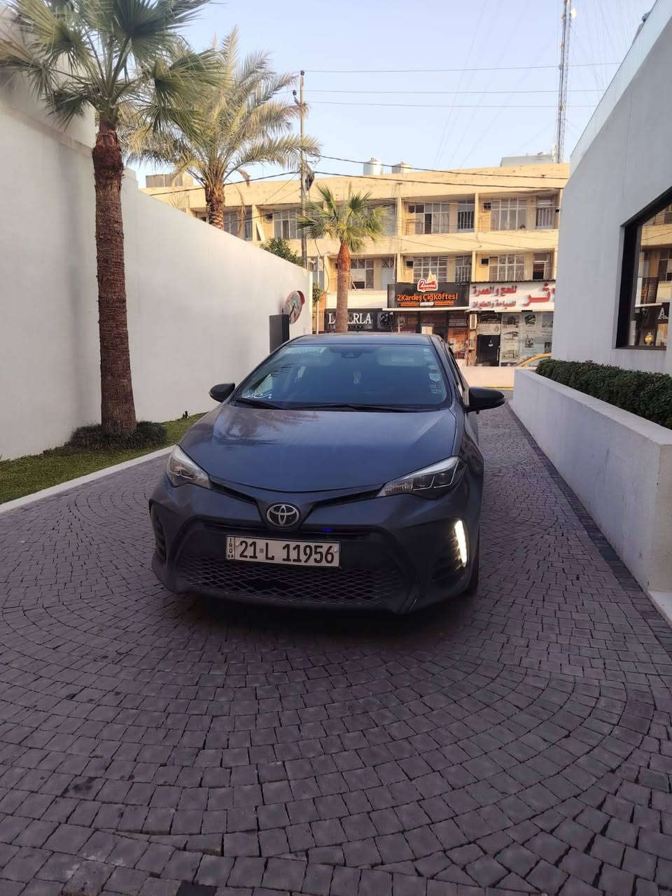 كورلا 2018 se بيها بس جاملغ خلف السايق وحالوب خفيف جدآ بلسقف بجم كبس رادار حجر صالنصه بلاد كير ومحرك بشرط سياره ماشيه 145 بسمي دفتر بانزين كامله
السعر 133. بس مجال 
*********** كركوك, العراق
