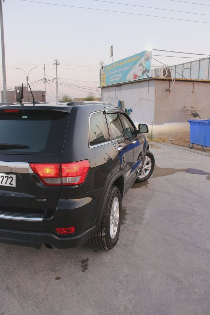 🚗 جيب غراند شيروكي ليمتد خليجيه 2011 (HEMI) للبيع 🚗
المواصفات العامة:
النوع: جيب غراند شيروكي (Jeep Grand Cherokee)
الفئة: ليمتد (Limited) - فول مواصفات
الموديل: 2011
المحرك: هيمي (HEMI) الشهير، 8 سلندر (V8)، سعة 5.7 لتر (قوة وعزم ممتاز

دفع رباعي (4X4) مع أنظمة قيادة متعددة
تحكم كهربائي كاميرا خلفية   حساسات أمامية وخلفية.
السقف: فتحة سقف (سلايد روف)  بانوراما.
الصندوق الخلفي: فتح وإغلاق كهربائي (جك).
التشغيل: بصمة تشغيل وبصمة أبواب، مع ميزة التشغيل عن بعد 
التبريد: تبريد قطعتين
 
🛠️ حالة السيارة:
المحرك والكير: بحالة ممتازة جداً (بشرط الفحص).
الحدادية والتبريد: جاهزة بالكامل 

رقم أربيل

السعر 152
مكاني الديوانية مركز
للاستفسار والتواصل: يرجى الاتصال على الرقم: [***********] أو المراسلة عبر الواتساب.
