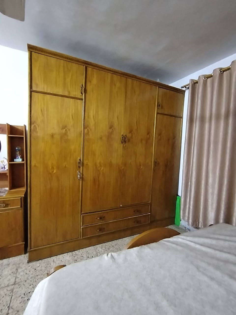 غرفه للبيع للأستفسار على هذا الرقم ***********
