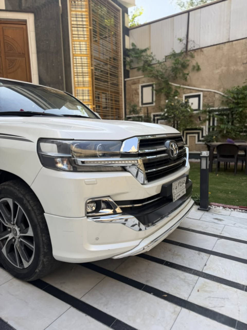 الحبيب لاندكروزر 2020 SAS V8 جديده بيها شخط ب داعميه الخلفيه وبارد نص إصبع ماشيه 74 الف حقيقي السياره خارج الضمان لكن لحد الان كل صيانتها ب وكاله وتكدر تتاكد عدا فلتر التبريد خارج الوكاله السياره بصمتين و جديده السياره  محافظ عليها بشكل البانزين كله سوبر التواصل *********** السعر 55 $
