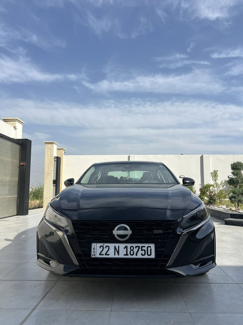 Nissan Altima SR 2023 | نيسان ألتيما SR
• المحرك: 4 أسطوانات بسعة 2.5 لتر (تنفس طبيعي).

• القوة الحصانية: 188 حصان 

• ناقل الحركة: Xtronic CVT مع نظام تنقيل يدوي (Paddle Shifters) خلف المقود.

المحرك المرتبط به: نظام AWD يتوفر عادةً مع محرك الـ 2.5 لتر (تنفس طبيعي).دفع رباعي 

• الإضاءة: مصابيح LED بالكامل (أمامية وخلفية) مع تصميم نهار جديد.

• الواجهة: شبك V-Motion بتصميم جديد باللون الكروم الأسود (Dark Chrome).

• الإضافات: جناح خلفي مدمج بالون الأسود 

• العجلات: ركاب ألمنيوم قياس 19 إنش بتصميم رياضي حصري لفئة SR.

• الراحة: تشغيل عن بعد، دخول ذكي، ومقعد سائق كهربائي بـ 8 وضعيات.

وسائل الأمان 

• نظام الكبح التلقائي في حالات الطوارئ مع كشف المشاة.

• نظام التحذير من النقاط العمياء (Blind Spot Warning).

• نظام التنبيه عند الخروج عن المسار.

للبيع السعر 160$وبيها مجال بسيط 

الرقم ***********
