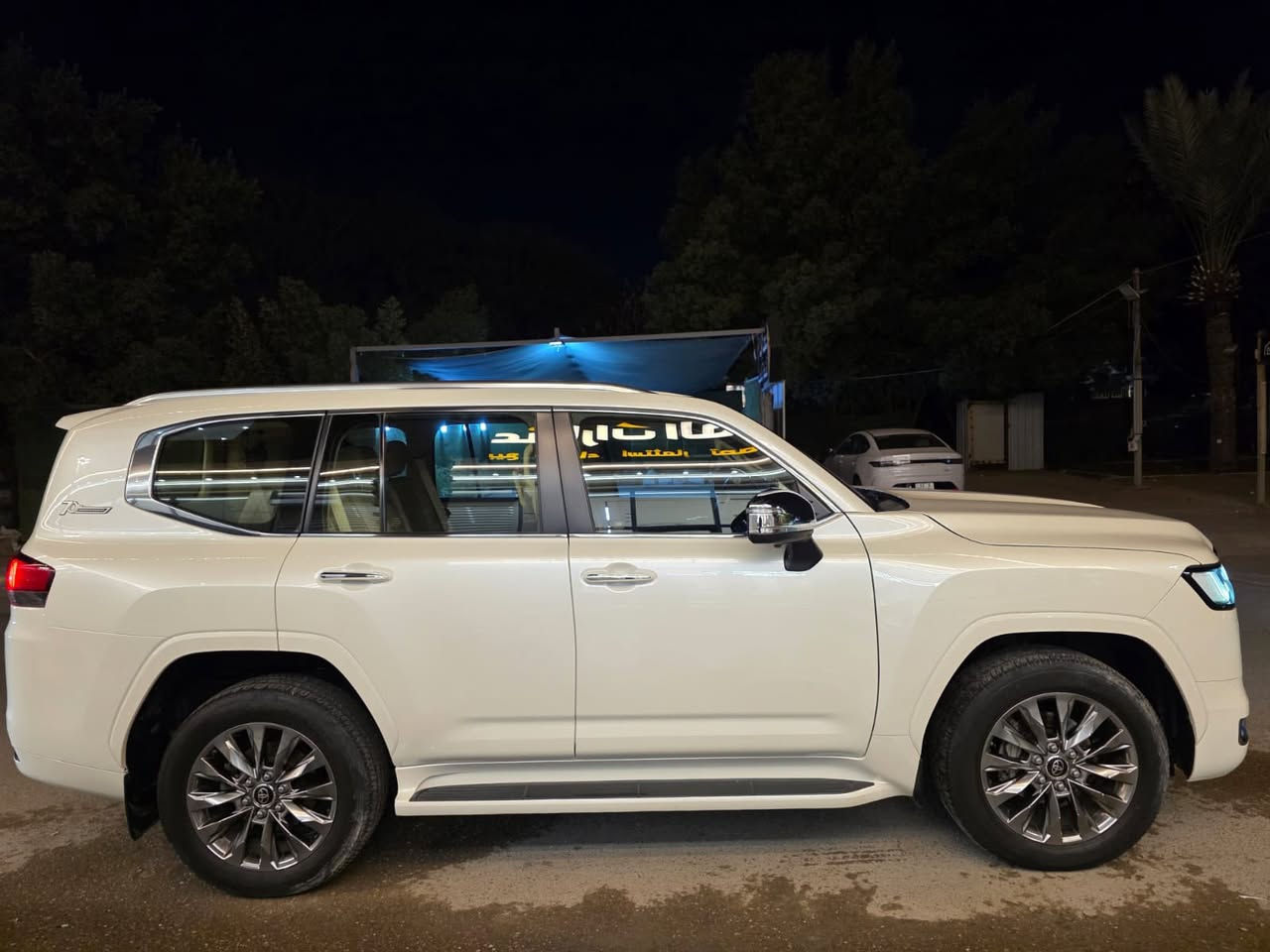 السلام عليكم للبيع لاندكروز  VX ابريم اصلي
ماشيه 70  الف كيلو. كفاله عامة ماعده الرصعتين بل باب خلف السائق موضح بل صوره  السعر 625 $ 
***********
