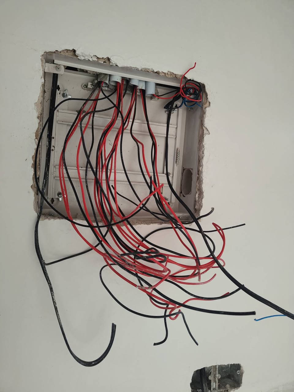 تم تنفيذ بورد حماية بسيط وبمواد اقتصادية الكلفة مقارنة بـ ATS، مع:
✔️ تقفيل البيت بالكامل.
✔️ تقفيل السيركت.
✔️ توفير حماية كاملة للأشخاص من الصعقة الكهربائية.
✔️ إضافة جوزة إيرث كلج للسخان لزيادة الأمان.
🔧 مواصفات البورد:
✅ حماية ثري فيز تفصل تلقائيًا في حال ارتفاع أو انخفاض الفولتية على أي فيز.
✅ إضافة سلكتر اختيار أفضل فيز مخصص لخط الإنارة لضمان استقرار الإضاءة.
✅ حماية خاصة على خط المولدة في حال ارتفاع أو انخفاض الفولتية.
💡 هذه المنظومة تضمن تشغيل مستقر وتحمي الأجهزة من الأعطال الناتجة عن تذبذب الكهرباء.
🔌 البخيت للأنظمة الذكية والتأسيسات الكهربائية
نصمم وننفذ بوردات حماية حسب الحاجة وبمواصفات عالية.
✍️ المهندس مرتضى
📞 ***********
📞 ***********
