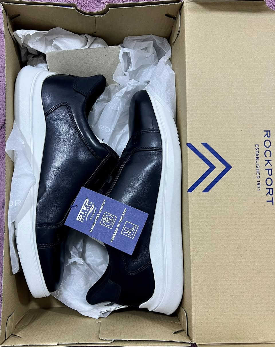 الحذاء مصنوع من جلد طبيعي 100% بلون اسود أنيق، مع تصميم عصري ونعل مريح جداً مناسب للمشي والاستخدام اليومي.

المواصفات:

 • الخامة: جلد طبيعي
 • اللون: لون اسود
 • المقاس:  43
 • مزوّد بتقنية STEP ACTIVATED

السعر 125 الف ، تواصل خاص
او واتس اب
***********
