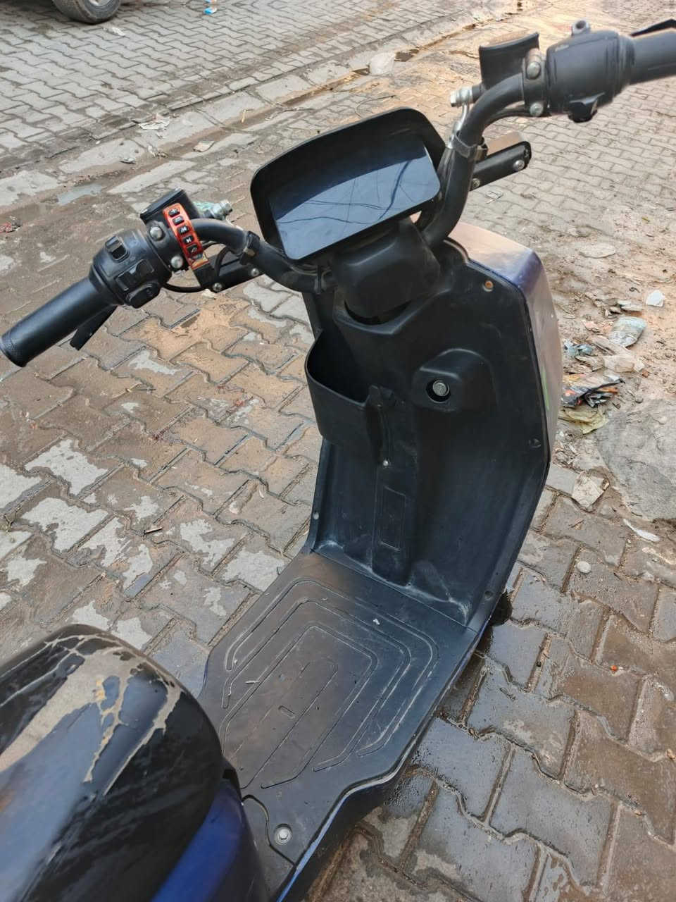 دراجه شحن للبيع رقم موبايل *********** باتريات نص عمر ب٣٥٠ وبيها مجال مكان بغداد
