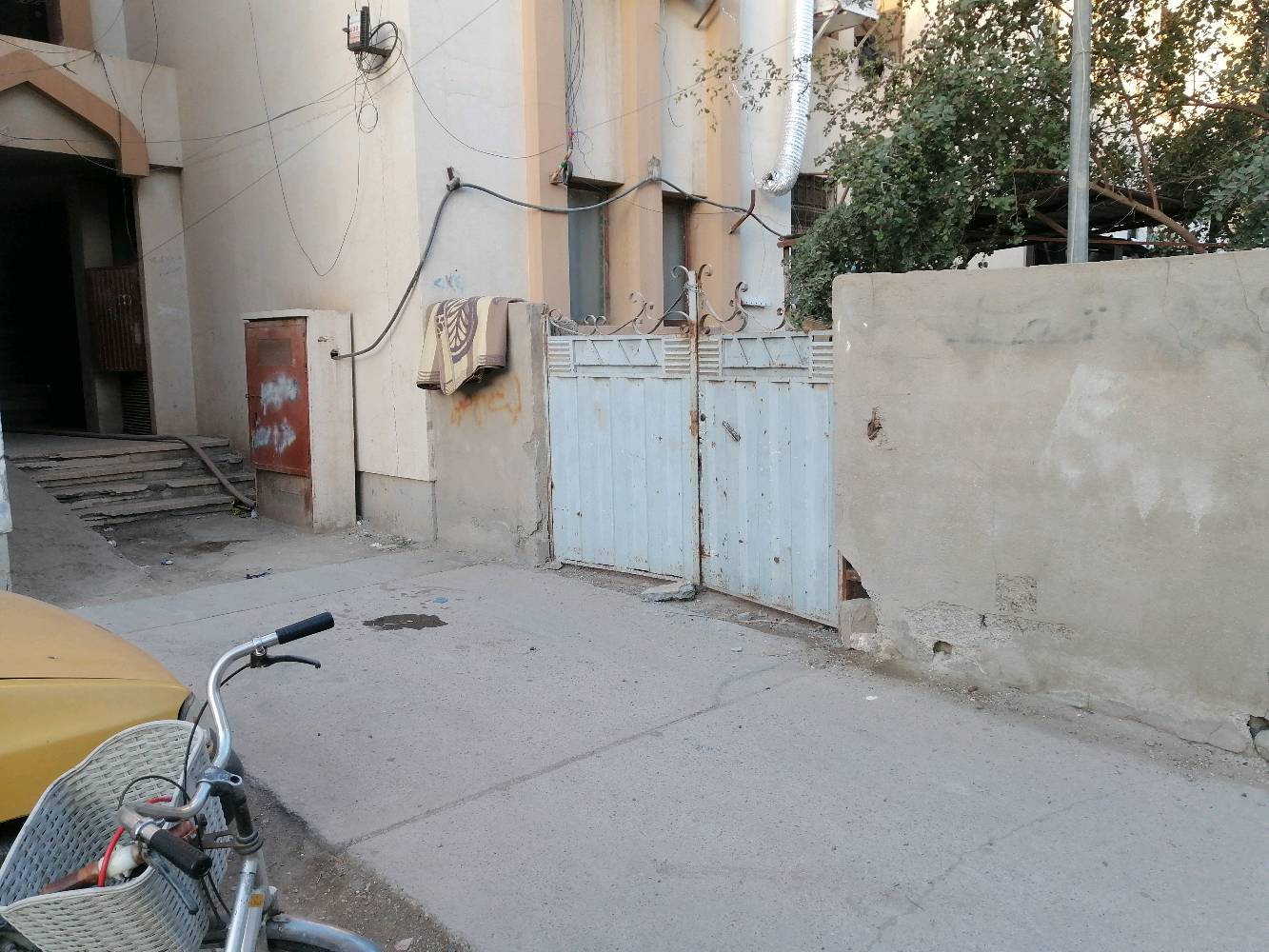 السلام عليكم شقة للبيع في المحمودية مجمع القادسية ارضي عمارة ١٨٥ شقة رقم ٦ تحتوي على غرفتين نوم و صالة و مطبخ و صحياتمنفصلة و بيها حديقة بسعر ٤٥ قابل للتفاوض 