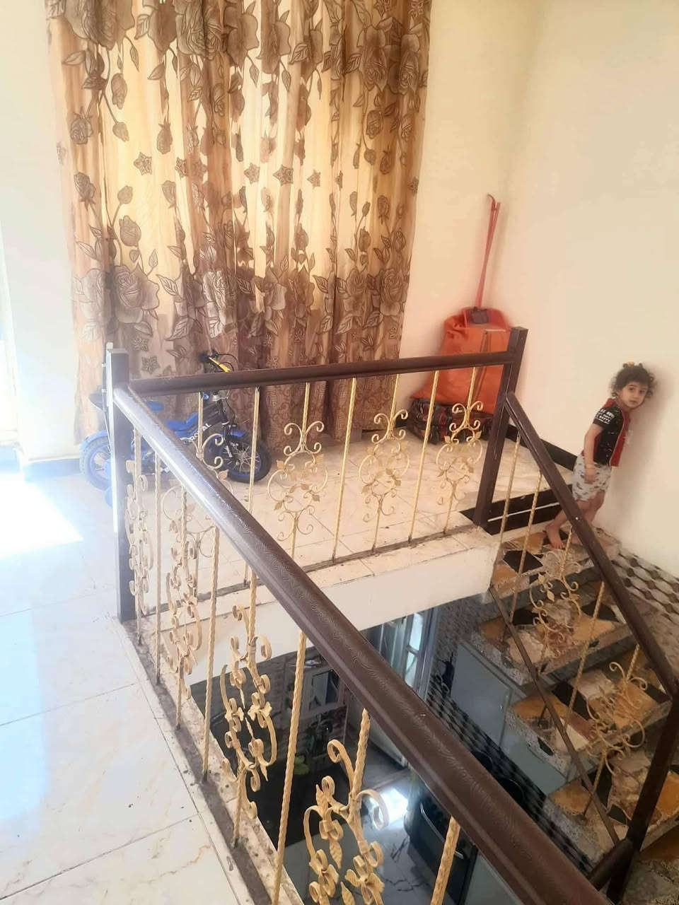 بيت مساحه 55متر  غرفتين وحده فوك وحده جوه حمام مطبخ منور ستقبال بيتونه وطرمه 5متر وتشجير 20متر تابعه البيت سريدات قريب عل جزيره السياحي طابو ملك زراعي بكاع منصور الركابي السعر 68 سريدات الجديده ***********
