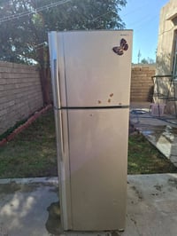 ثلاجه توشيبا بخاخ مستعمله للبيع سعر 200 ألف هاتف  07701726041