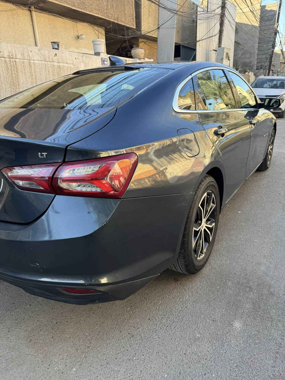 السلام عليكم
ماليبو موديل 2020  LT
محرك 1500 تيربو 
شاشة جبيرة 
بصمة 
كروس سرعة
تحكم ستيرن 
تدفئة بالكشنات 
وبعد بيها مواصفات المعروفة بفئتها
ماشية 150 الف 
داخلة للعراق كلين بدون حادث وبالعراق صاير بيها ضربة بالباب مال الصدر ومبدل فقط والسونار موجود 
معوووقين وبعد سنه تصير حرة والمعوق مو جبير بالعمر وجداً جداً خوش انسان بكفالتي 
سيارة جاهزة للاخير بدون اي نقوصات 
سعرها 11.500$ وبيها مجال بسيط 
*********** 
بغداد الجديدة النعيرية
