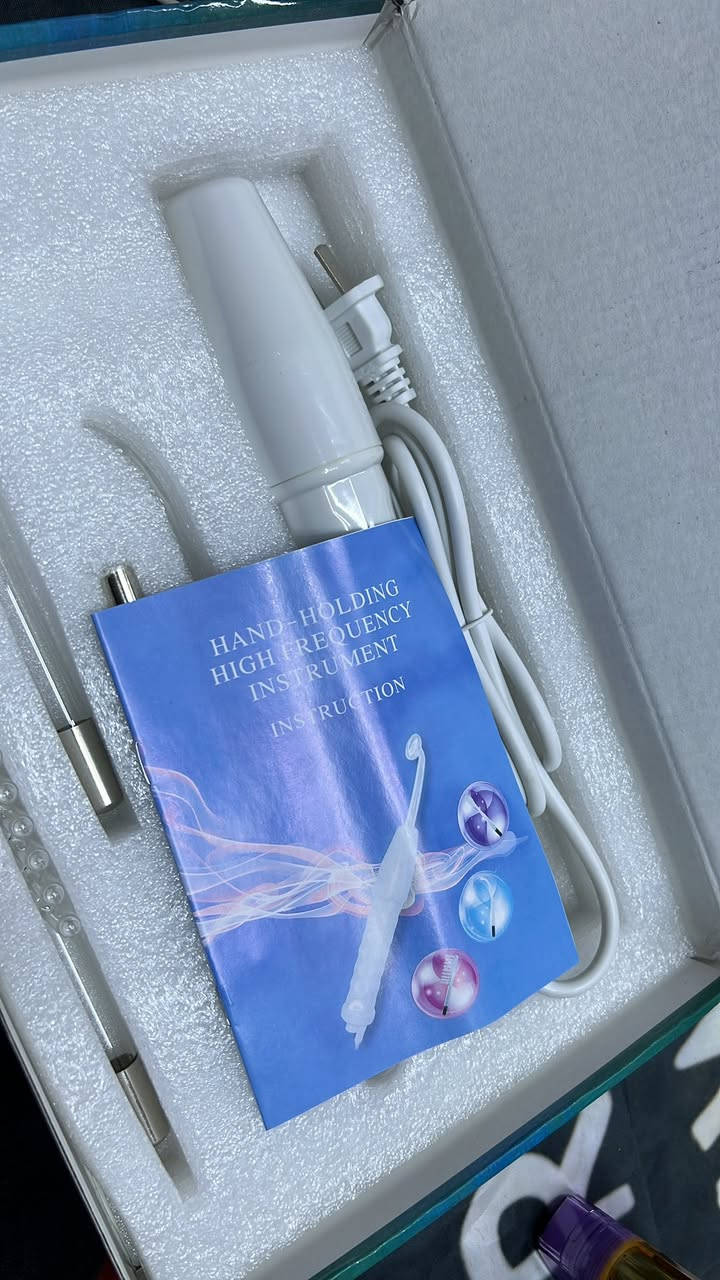 نوع الجهاز: جهاز تجميل محمول باليد يعمل بالترددات العالية (High-Frequency Instrument).الاستخدامات الشائعة: يُستخدم عادةً في عيادات التجميل للعناية بالبشرة والشعر، ويهدف إلى تحسين مظهر البشرة، تقليل حب الشباب، وشد الوجه.آلية العمل: ينتج الجهاز تيارًا كهربائيًا عالي التردد عبر أنابيب قطب كهربائي زجاجية، مما يساعد على تعزيز الدورة الدموية وإنتاج الأوزون للتعقيم.الملحقات: يأتي الجهاز عادةً مع عدة ملحقات زجاجية مختلفة (أقطاب) لاستخدامات محددة على مناطق مختلفة من الوجه والجسم.


**إذا كنت صاحب هذا الإعلان وتريد حذفه لأي سبب، رجاءا أرسل رسالة إلى الدعم الفني**