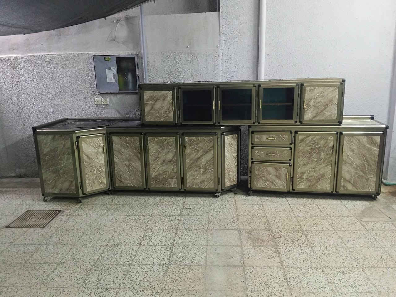 كاونتر للبيع فصال ثقيل نضيف ما عدا الزاوية يعوزلها تبديل القطعة الفوق التواصل على الرقم *********** او خاص عنوان حي النور
