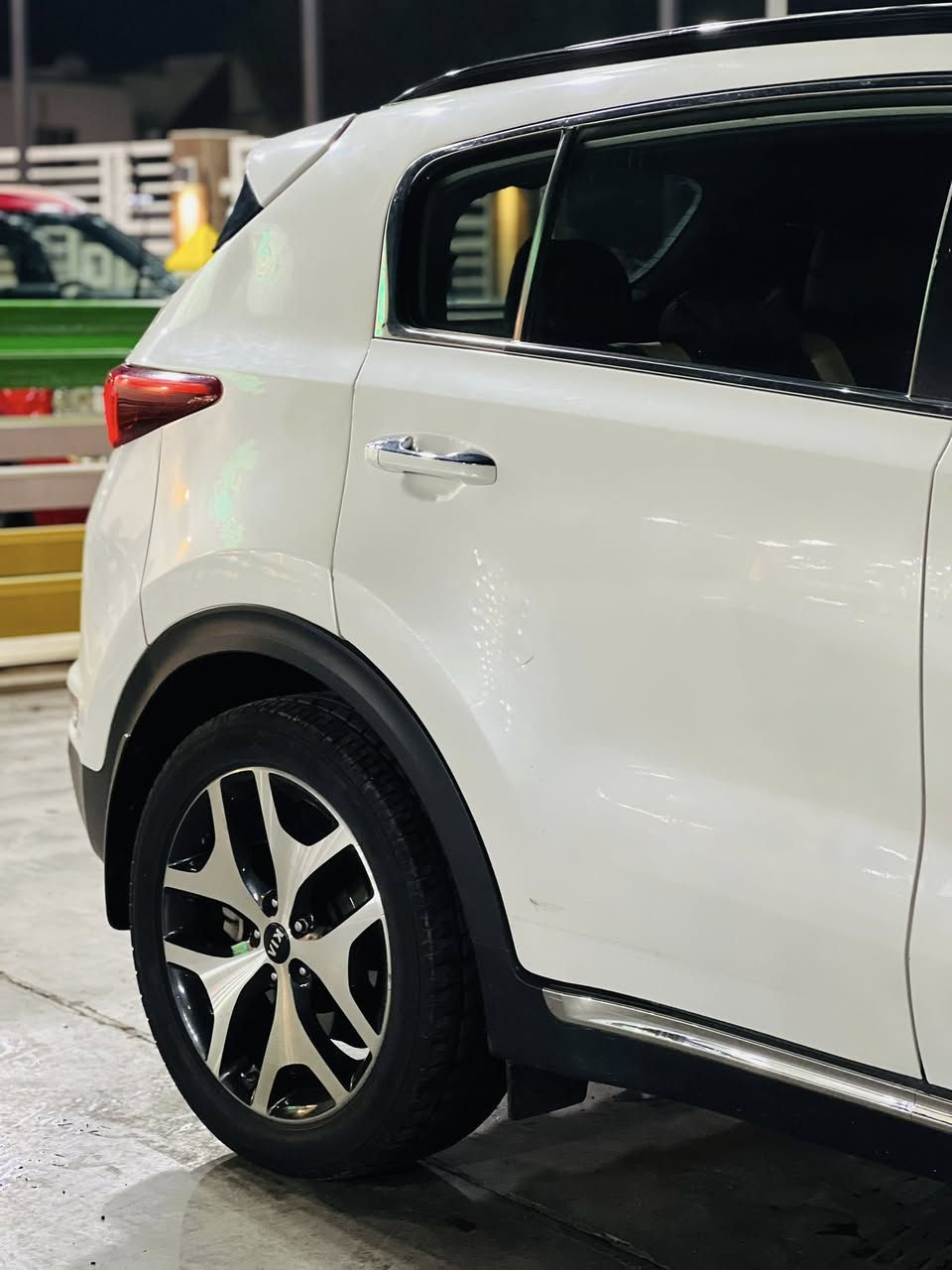 السلام عليكم سبورتج جي تي لاين اعلى فئه موديل 2018 بغداد رقم نكليزي رقم وسنوية وهزه جدد السعر 124 وبيه مجال 
الموصفات 
بصمه
بنراما 
داخل جكليتي 
مري شفط زراد لايت حساس امامي خلفي 
نظام ترحيب 
كشنات تدفى تبريد وجلد لادارات امامية وجانبية صندوك كهرباء وشفط سايد بريك بصمه فور ويل بريك وتو سايد بريك دكمه تبريد ثلج يدات نيكل بلاد شاشه بلاد وكامرة لايت زنوب بلاد ولد امامي خلفي ماشية 78mi مري شفط تحكم ستيرن جهتين وتدفى شفتات رياضية  
ملاحظة السيارة مصبوغة عام 
عنواني بغداد ممتواجد ع فيس وتساب موجود 
***********
