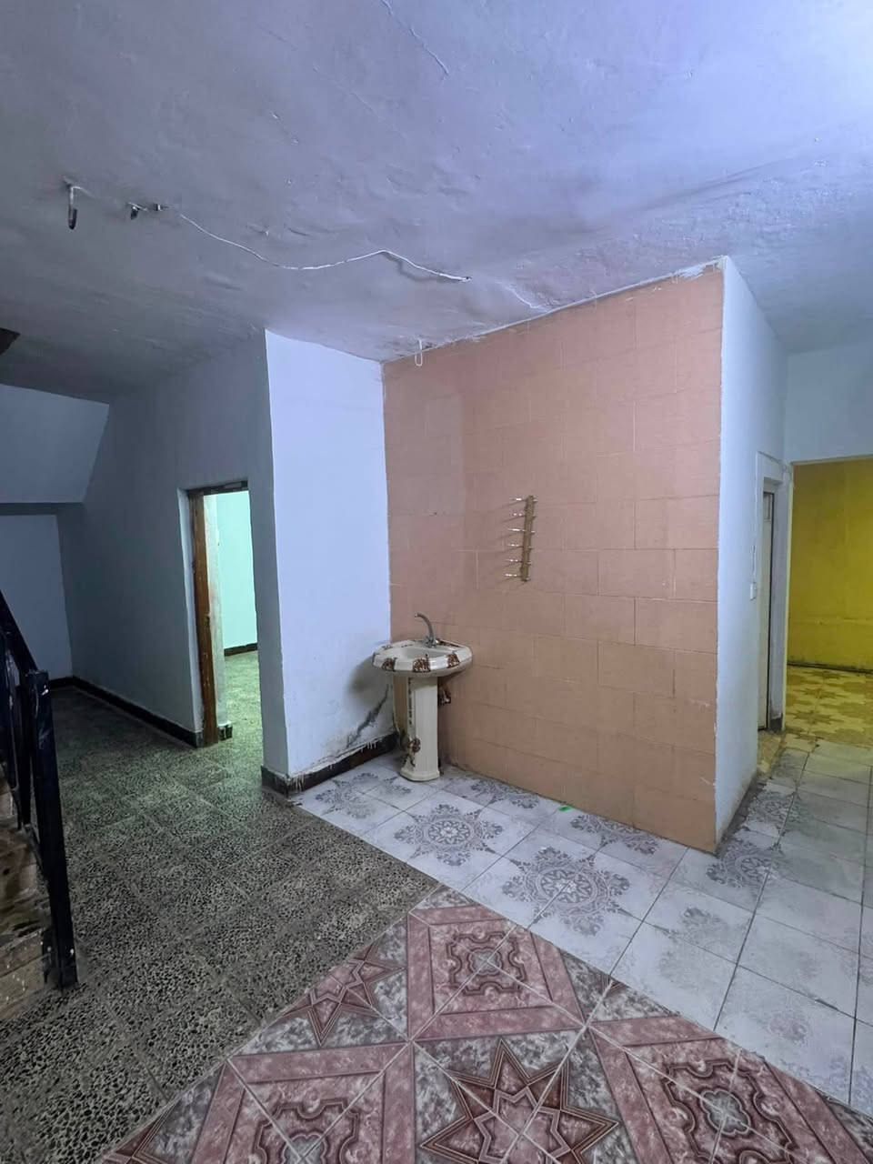 بيت للايجار للايجار في حي الظباط الثانية خلف مدرسة نفحات الحياة شارع 6 ركن مكون من غرفتين نوم وهول وديوان وصالة ومطبخ البيت محدث جديد كامل سعر الايجار 350 الف 
***********

