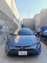 تويوتا كورولا 2024 LE محسن بحالة الوكالة ماشيه 22 الف سياره بصمه تشغيل...