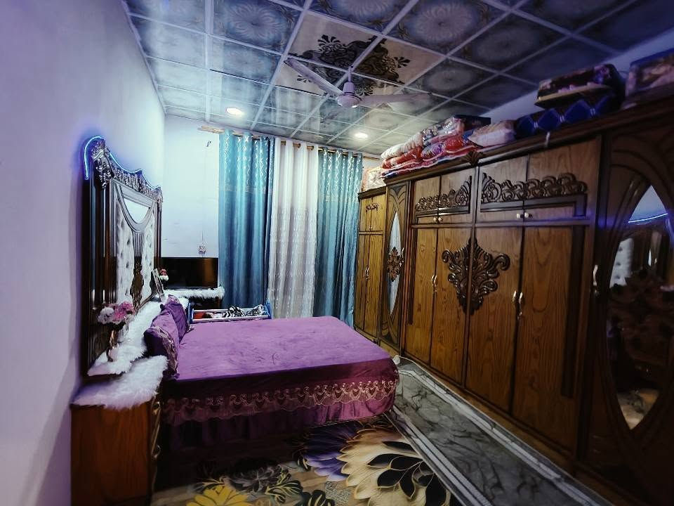 السلام عليكم بيت للبيع واسط حي الحكيم شارع التمايمه يحتوي على غرفتين نوم وصاله واستقبال وصحيات وطرمه وحديقه البناء بلوك مرقم من قبل البلديه يبعد عن الشارع 400 المساحه 200 يشتغل على شارعين السعر 30 وبي مجال متوازين على بيعته المراجعه دلاليه سيد حيدر***********
