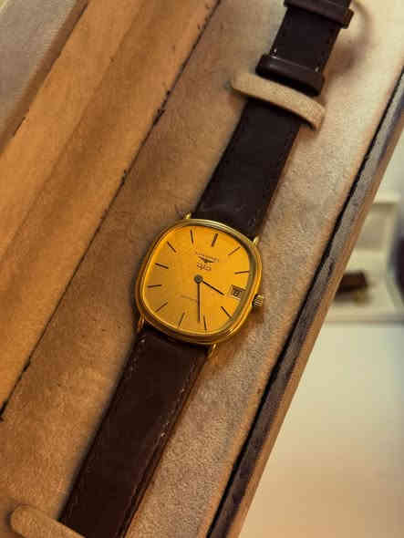 ساعة لونجينيز الدقيقة هي من الإصدارات النادره والمحدودة في أواخر الثمانينات وتتميز بماكنه خاصة ومينا مختلفه وشكل انيق لتكون ضمن مقتنياتك المخزنه .
.
.
ساعة : لونجنيز 

منشأ : سويسرا

حركة : أوتوماتيك بمكانه خاصه 994

قـطر : 33مم

مـينا : ذهبي مشطب مميز

معدن : مغلف ذهب 10
.
.

يوجد خدمة توصيل لجميع المحافظات العراقية 

واتساب ***********

بعض الساعت ليست لمعرفة الوقت فقط.
