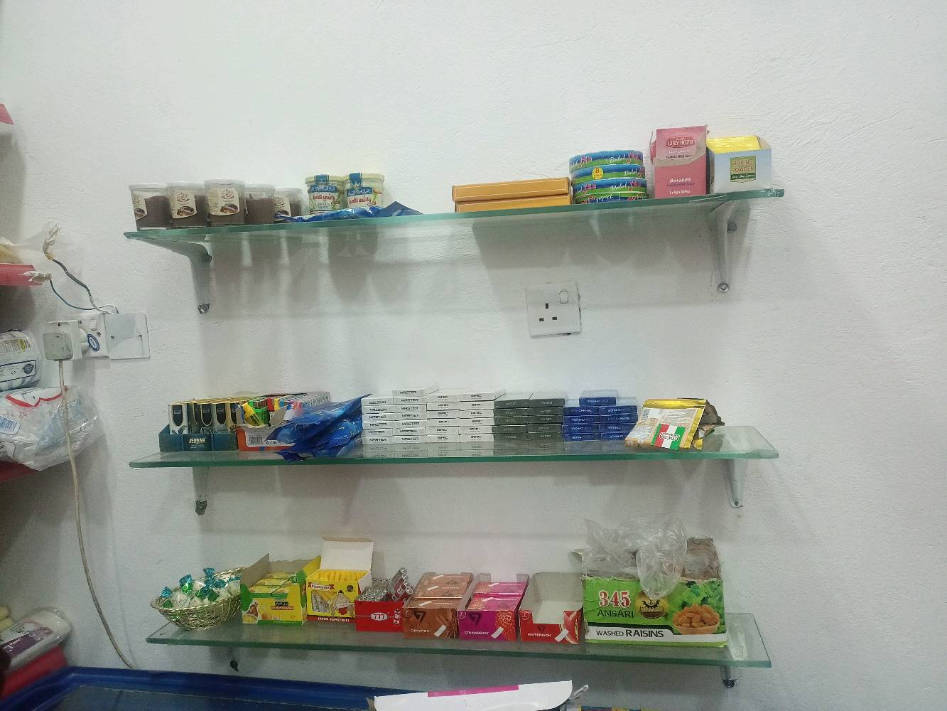 محل اسواق للايجار دخلا اليومي من 85 الى140التجهيزات: المحل يحتوي على ثلاجات عرض (كوكاكولا، بيبسي، وغيرها) بحالة ممتازة، تجميد، ورفوف نظامية مرتبة كاملة.
البضاعة: متوفرة ومقسمة (مواد غذائية، منظفات، ألبان، ومستلزمات يومية).
الترتيب: المحل نظيف جداً، إنارة ممتازة، وأرضية مرتبة مع باب نظامي واسع.
الموقع: العبيدي - (قرب مدرسة سلام الكناني ملاحظة: المحل "لقطة" للي يريد يستلم ويشتغل مباشرة بدون تعب التأسيس.