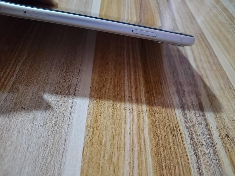 ايفون 11 عادي للبيع الجهاز نضافه 100/99 الجهاز نضيف حيل فقط بي فطره خفيفه ما مأثره عل شاشه نهائياً وما تعلك شاشه بلاديه ومامفتوح جهاز بطاريه 94 بلادي +سماعه الاماميه ناصيه بالتصالات السعر 230وبي مجال لتواصل رقم واتساب ***********
