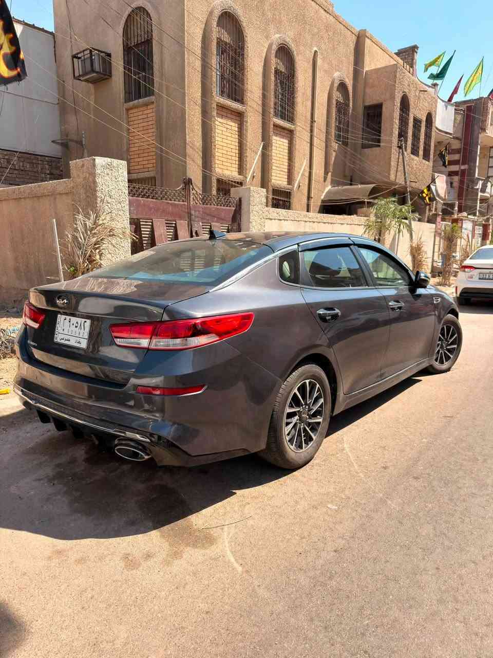 السلام عليكم للبيع كيا اوبتما موديل ١٩ ماشية ٦٤ الف مكينة مبدل قبل شهرين مال زيرو شادلها بنوراما كشن كهرباء سستم صوت لايتات زنون منظومة مال خارجي الحادث مالتها سرقة كل القطع وشادين الها نفس اللون عدى البنيد والجاملغ مصبوغ بدون ايرباك بدون حادث والجاملغ الخلفي بسبب شخط السيارة اي حادث ما بيها المواصفات فول من عدى البصمة والجلد السعر 130 $ ***********
