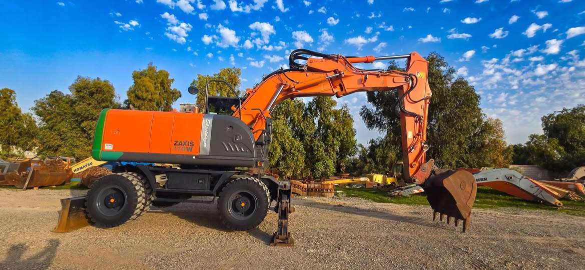 حفارة هيتاشي ١٧٠ البيع دخول جديد سعر ٦٥٠  رقم تلفون ***********
