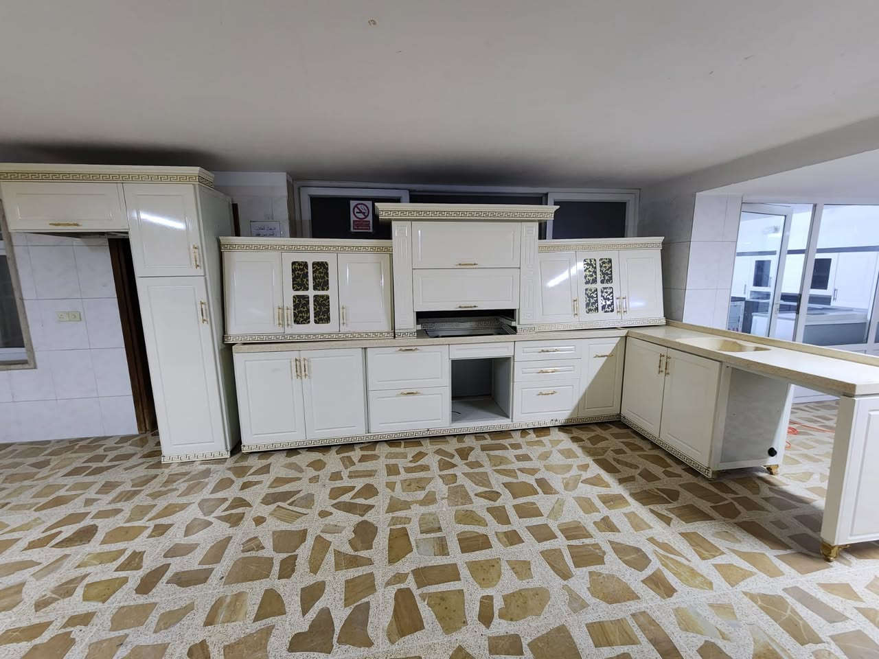 كاونتر موديل ملكي
مستخدم شي قليل جداً
قياس 5امتار و25سم 
وسنك مترين و 25سم كامل مرمر  
عنوان اربيل نقل حد بغداد علينا 
للستفسار ع وتساب ***********
