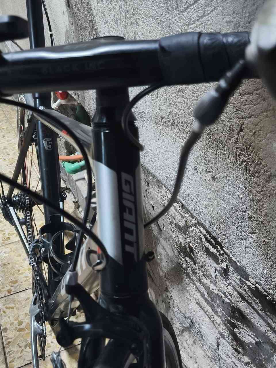 🚲 دراجة رود Giant TCR ALUXX للبيع
​دراجة احترافية، سريعة جداً وذات أداء عالي، مجهزة بإضافات ممتازة ومستعدة للسباقات أو التمرين اليومي.
​📋 المواصفات الفنية:
​الهيكل (الفريم): ألمنيوم خفيف ومتين جداً من فئة Giant TCR ALUXX الشهيرة.
​الفورك (الشوكة الأمامية): كاربون لتخفيف الوزن وامتصاص الصدمات.
​السيرج (مقعد الدراجة): كاربون (Carbon Seatpost) الأصلي، يوفر مرونة وراحة عالية بالمسافات الطويلة.
​الستيرنج (المقود): ترقية إلى كاربون (Carbon Handlebar) لتقليل الوزن واهتزازات الطريق باليدين.
​الويلات (الرنجات): طقم ويل سيت احترافي غني عن التعريف Fulcrum Racing Zero (2-Way Fit) مع الأشعة (السيم) باللون الأحمر الرياضي المميز (خفيفة جداً وسريعة بالدوران).
​مجموعة السرعات والتحكم (السيستم): نظام شيمانو (Shimano) الأصلي المتكامل (لويل بريك Rim Brakes).
​السرج (الكشن): مريح ومصمم للمسافات الطويلة.الدراجة نظيفة جداً، مجهزة بملحقات كاربون لتقليل الوزن الإجمالي، والويلات الـ Fulcrum تعطيها تسارع ممتاز وثبات عالي على المنعطفات. جاهزة للاستخدام مباشرة بدون الحاجة لأي سيرفس."*********** السعر 500

