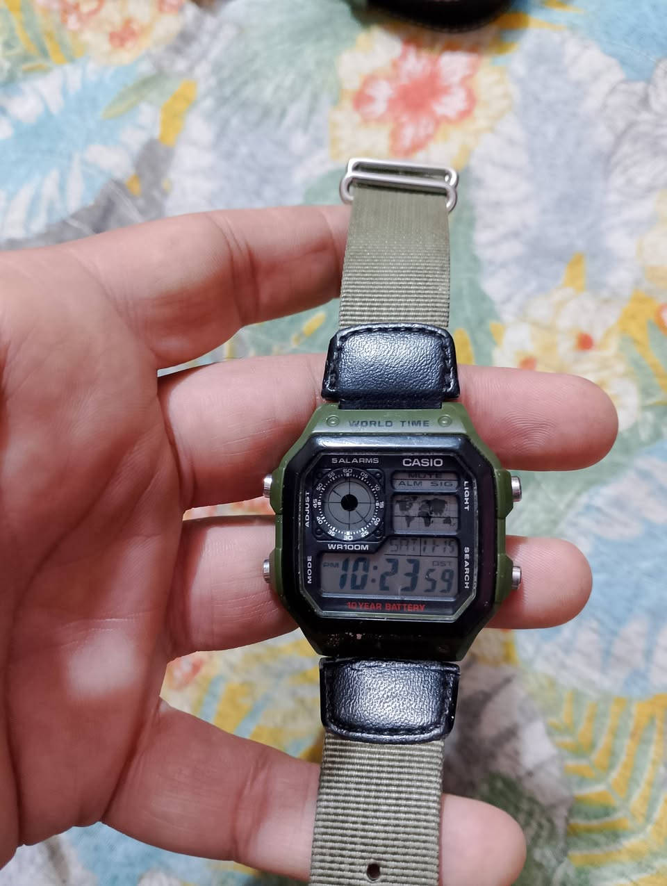 ⌚ ساعة كاسيو عسكري خريطة (Casio AE-1200WH – World Time)
تحفة عملية وأيقونة كاسيو المشهورة باسم (Royal).
 المواصفات:
شاشة رقمية متعددة الوظائف.
عرض التوقيت العالمي (31 منطقة – 48 مدينة).
5 منبهات + منبه غفوة + إشارة رأس الساعة.
ستوب ووتش بدقة 1/100 ثانية (حتى 24 ساعة).
تايمر عكسي (حتى 24 ساعة).
إضاءة LED خلفية (Illuminator).
تقويم أوتوماتيكي كامل لغاية 2099.
صيغة 12/24 ساعة.
مقاومة ماء 100 متر (WR100M).
هيكل راتنج خفيف الوزن ومتين.
بطارية عملاقة تدوم حتة 10 سنوات


**إذا كنت صاحب هذا الإعلان وتريد حذفه لأي سبب، رجاءا أرسل رسالة إلى الدعم الفني**