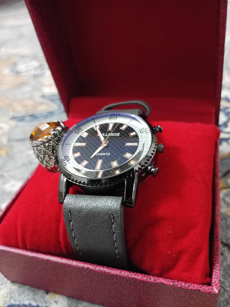 ساعة بشكل راقي ونازك
وغير مستخدمة
السير مالها جلد
يجي وياها محبس هدية بهذا الشكل 
سعر 30 الف مع التوصيل 
تگدر تحجز عن طريق هذا الرقم ***********
