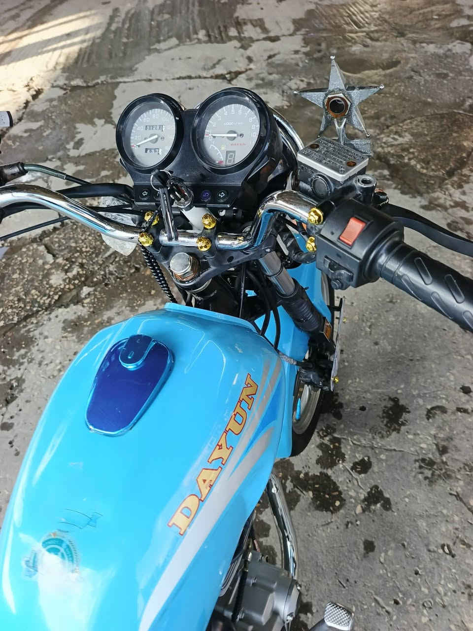 سلام عليكم حبايب دايوان عضم موديل ٢٣
اوراقي اصولي جاهزه وناشفه 
لون الاصلي برتقالي وشاد سيت سمائي اصلي موتجاري 
سعر ١٤٠٠ وبيها مجال 
***********
