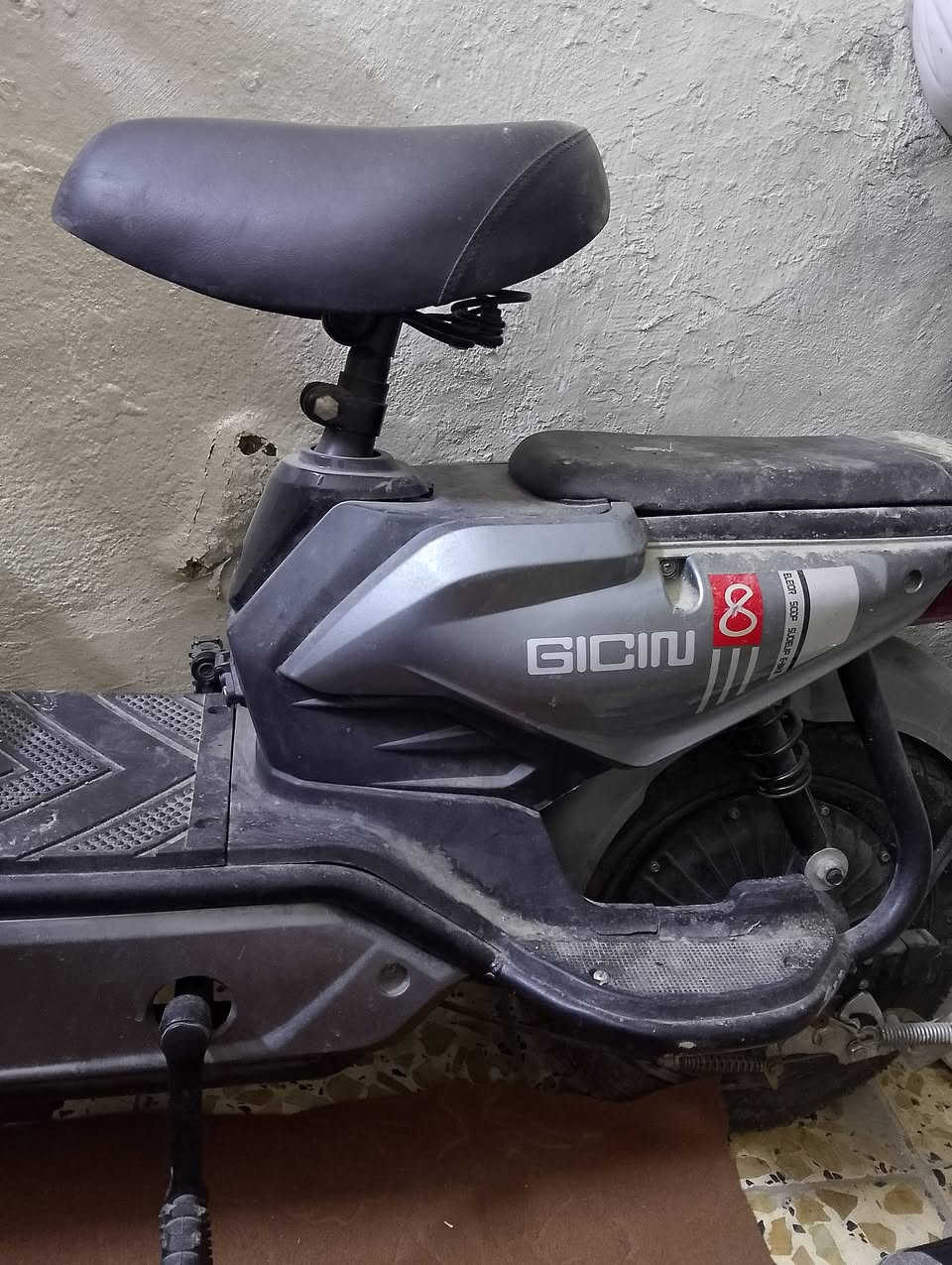 دراجة شحن جديد للبيع  جديدة جدا غير مستعملة ضمان 2شهر بطاريات جدد شرط الفحم بسعر مغري جدا 200الف فقط 
الاتصال واتساب ***********

