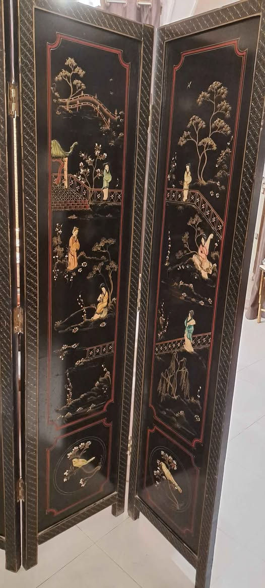 بارافان شنواه فاخر 4 ضلف، مشغول  بحجر الستياتيت المنحوت يدويًا من الوجه والظهر بتفاصيل بارزة غاية في الدقة فكرة انه منحوت من الوجه والضهر معناه انك بتستخدمه فاصل فى الريسبشن والبهو من الناحيتين ويتحط فى الوسط يبان الجمال من الاتجاهين وده نادر لما تلاقى بارافان شنواه منحوت من الطرفين ، داخل إطار خشبي كلاسيكي متين. قطعة نادرة تضيف لمسة من الفخامة والرقي لأي منزل أو فيلا أو مكتب. المقاس: ارتفاع 176 سم، عرض الضلفة 43 سم. بحالة ممتازة وجاهز  للاستخدام. للتواصل موبيل وواتساب ٠١٠٢٣٣٤٢٢٣٣ القاهرة, مصر


**إذا كنت صاحب هذا الإعلان وتريد حذفه لأي سبب، رجاءا أرسل رسالة إلى الدعم الفني**